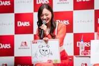 梅澤美波が描いた「DARS」の新イメージキャラクター“だーくまちゃん”。