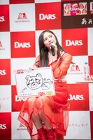 井上和が描いた「DARS」の新イメージキャラクター“でぃーのくん”。