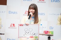 菅原咲月が描いた「DARS」の新イメージキャラクター“ホワイトちゃん”。