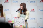 田村真佑が描いた「DARS」の新イメージキャラクター“ちょこあらっくま”。
