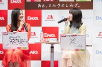 「お絵かき対決」で優勝したことに驚く与田祐希（右）。
