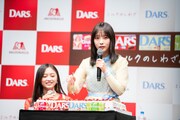 ケーキを前にフォークを構える与田祐希。