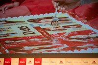 与田祐希は自分の顔からケーキを食べようとするも、固くてフォークが刺さらない。