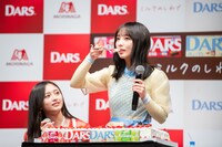 ケーキを口に運ぶ与田祐希。