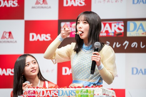 ケーキを頬張る与田祐希。