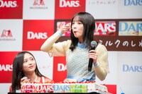 ケーキを頬張る与田祐希。