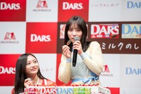 ケーキを食べる瞬間を一斉に撮影され、照れた様子を見せる与田祐希。