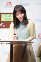 「見ないで描ける？PAN DARSリレー」に挑戦する与田祐希。