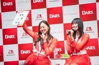 「見ないで描ける？PAN DARSリレー」で勝利した「ダース＜ミルク＞」チームの梅澤美波、遠藤さくら。