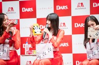 「DARS」商品の詰め合わせをプレゼントされた「ダース＜ミルク＞」チーム。