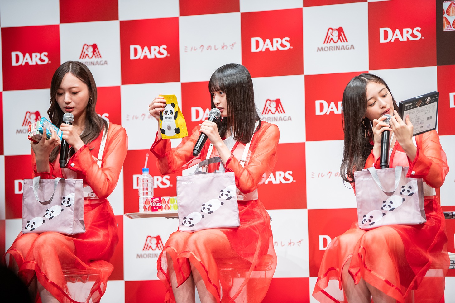 プレゼントに夢中な「ダース＜ミルク＞」チーム。