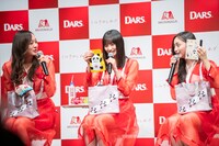 プレゼントに夢中な「ダース＜ミルク＞」チーム。