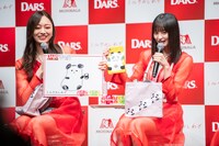 公式のPAN DARSイラストと自作イラストを見比べる「ダース＜ミルク＞」チーム。