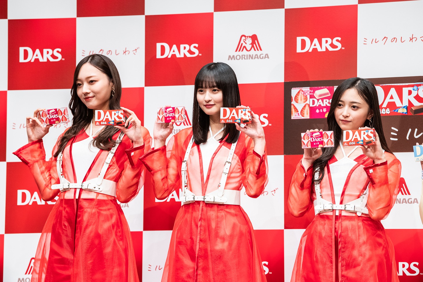 左から梅澤美波、遠藤さくら、井上和。