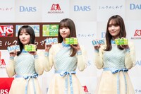 左から与田祐希、菅原咲月、田村真佑。