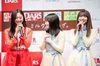 左から井上和、与田祐希、菅原咲月。