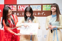 自分が描いたイラストについて解説する与田祐希（中央）。