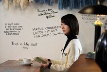 映画「アナログ」に出演する波瑠。