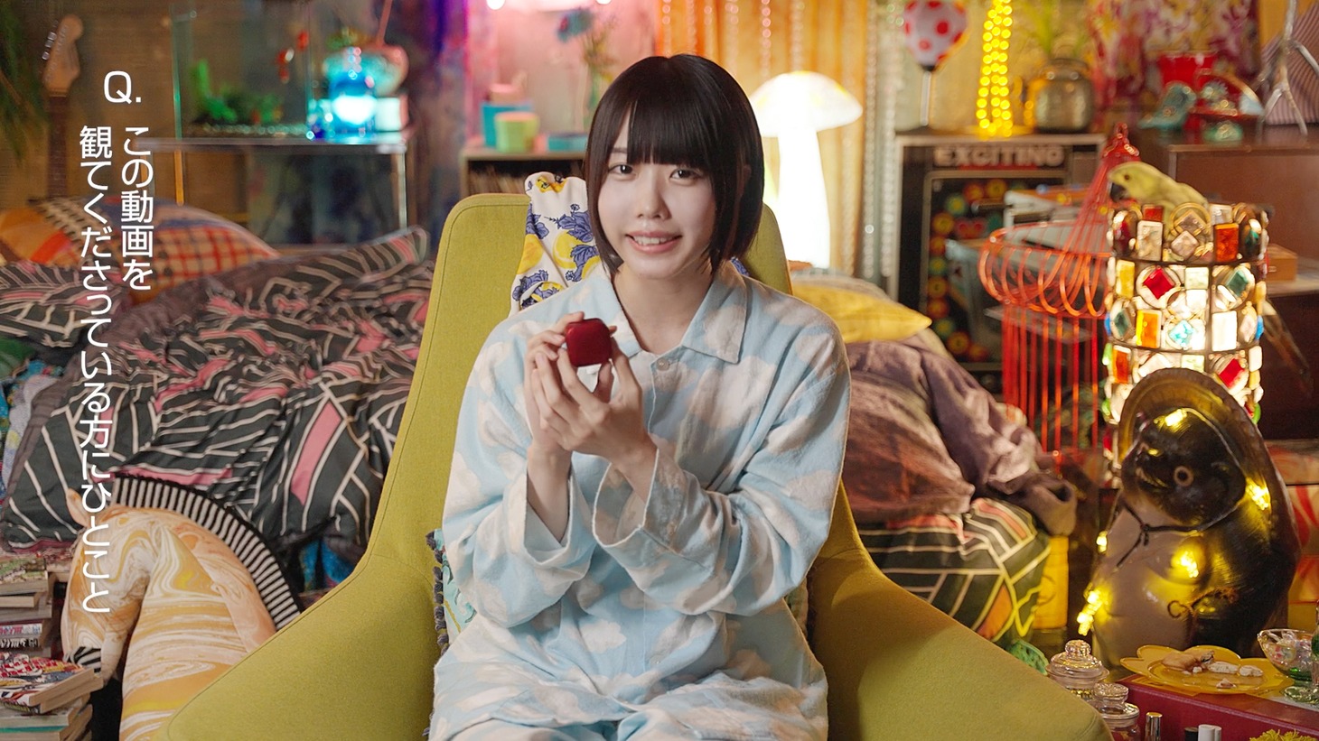 インタビューに答えるあの。
