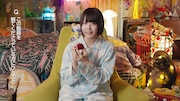 インタビューに答えるあの。