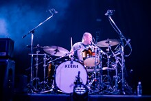 亀井亨（Dr）（撮影：藤井拓）