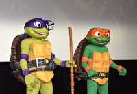 左からドナテロ、ミケランジェロ。