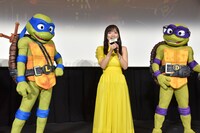 左からレオナルド、齊藤京子、ドナテロ。