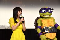 齊藤京子（左）とドナテロ（右）。