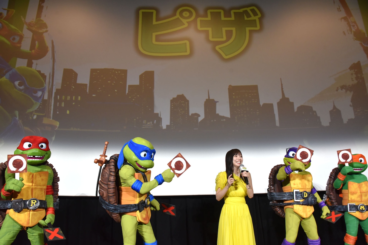 推理ゲームに正解する齊藤京子。
