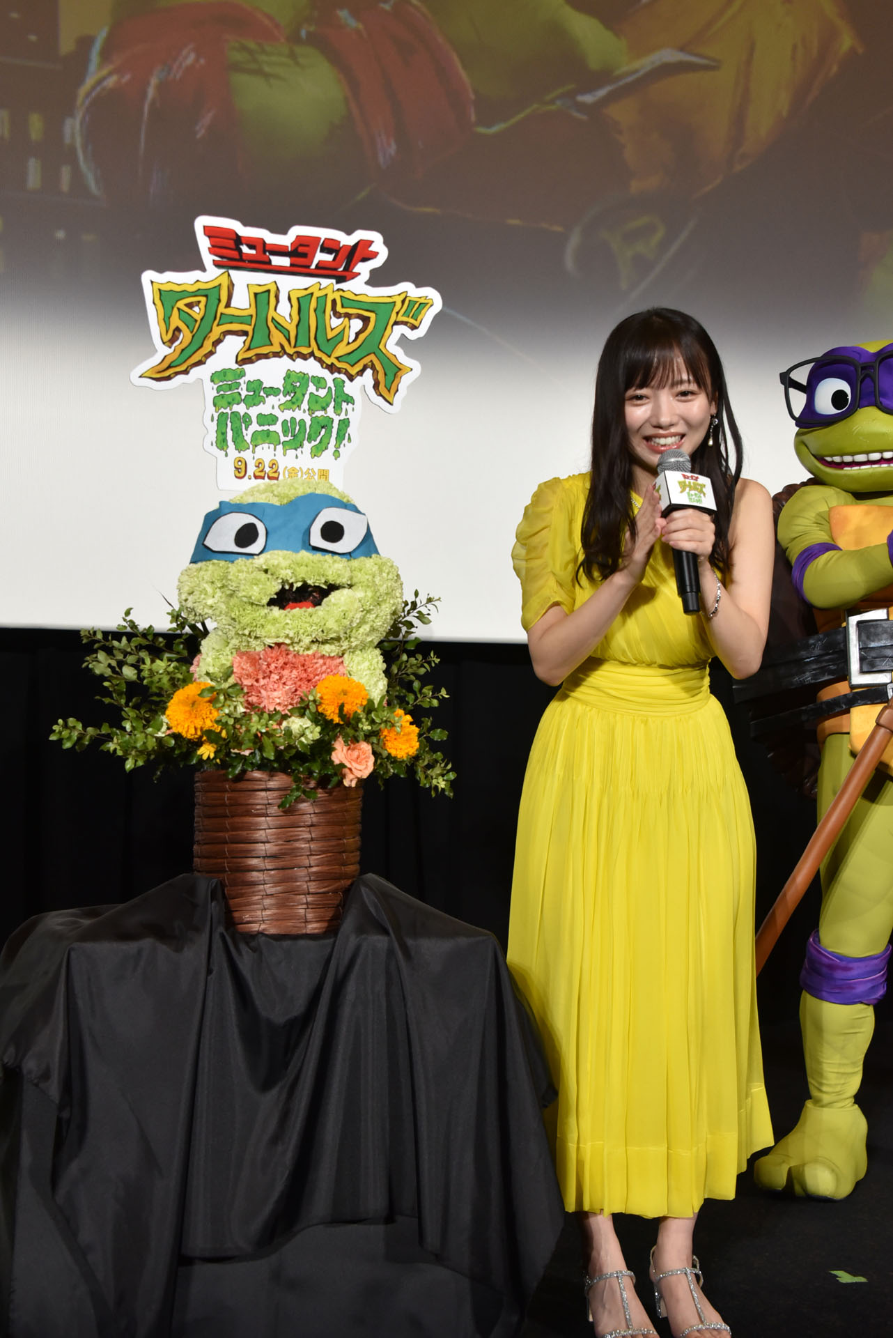 レオナルドを模した花をプレゼントされた齊藤京子（右）。