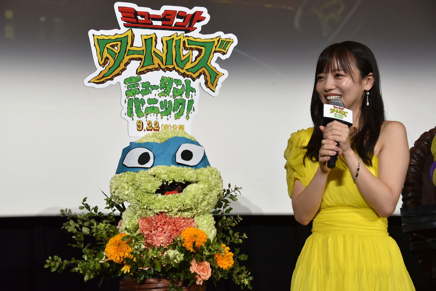 レオナルドを模した花をプレゼントされた齊藤京子（右）。