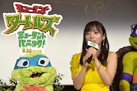 レオナルドを模した花をプレゼントされた齊藤京子（右）。