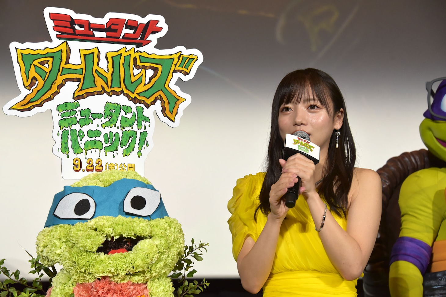 レオナルドを模した花をプレゼントされた齊藤京子（右）。