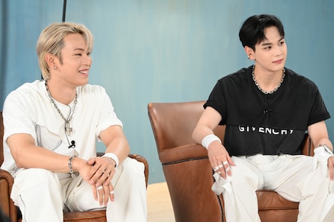 左から與那城奨、豆原一成。