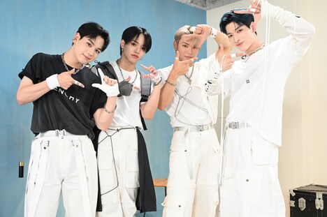 左から豆原一成、大平祥生、與那城奨、金城碧海。