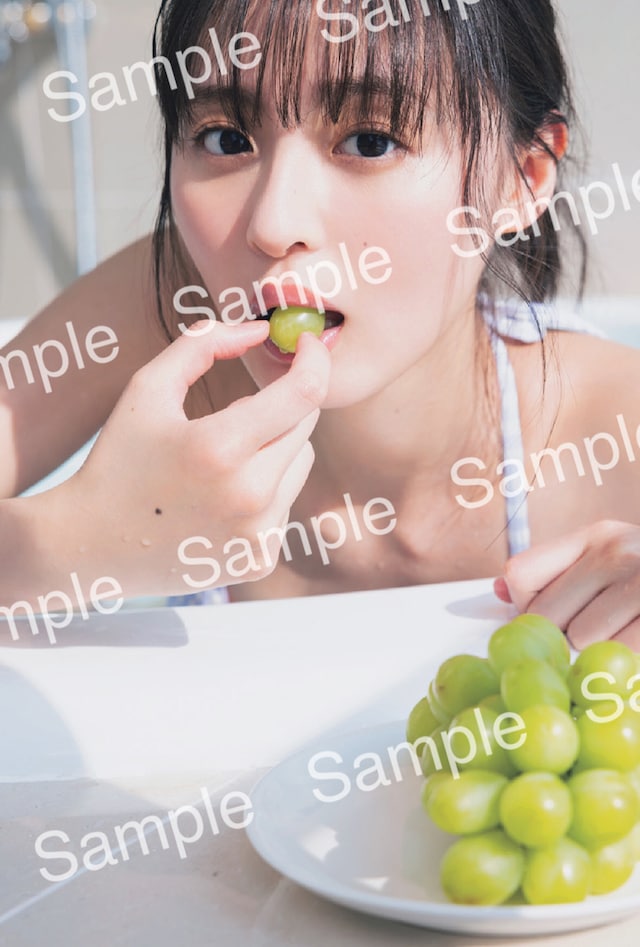 遠藤さくら（乃木坂46）の1st写真集「可憐」より、封入ポストカードの絵柄。（撮影：須江隆治［See］）