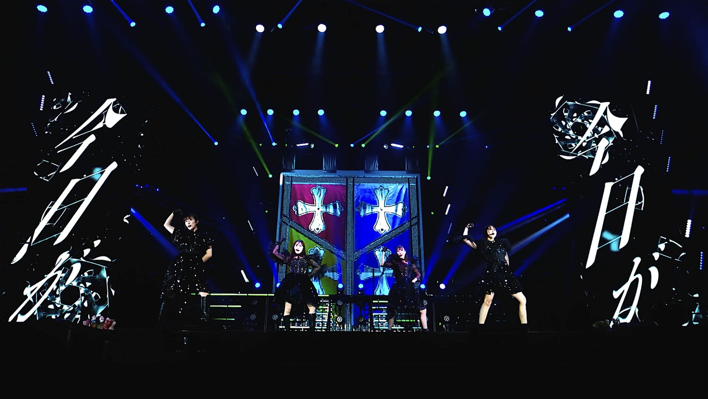「QUEEN OF STAGE 15th Anniversary Tour MOMOIRO CLOVER Z」より、「Re:volution」のライブシーン。