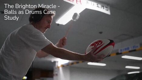 ニック・ウッドによるラグビーボールレコーディングの様子。