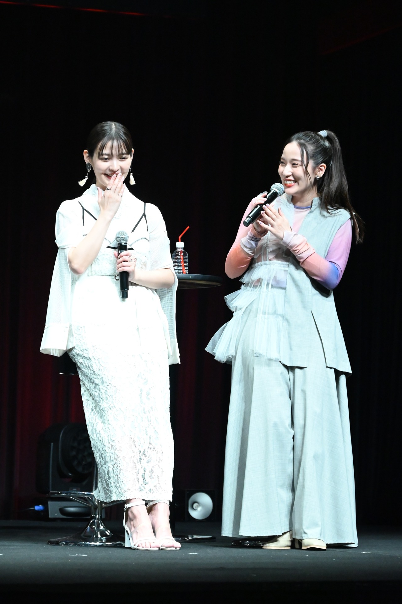 左から上坂すみれ、伊波杏樹。