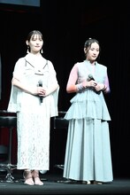 左から上坂すみれ、伊波杏樹。