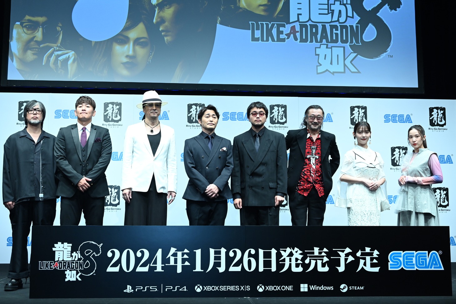 「龍が如く8」発表会より。左から横山昌義氏、中谷一博、黒田崇矢、安田顕、井口理（King Gnu）、大塚明夫、上坂すみれ、伊波杏樹。
