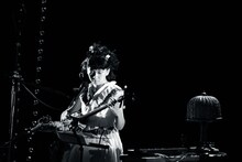 「ICHIKO AOBA SEPTEMBER CONCERT 2023」より三線を弾く青葉市子。（撮影：廣田達也）