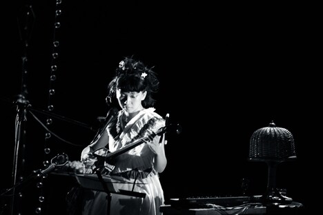 「ICHIKO AOBA SEPTEMBER CONCERT 2023」より三線を弾く青葉市子。(撮影:廣田達也)