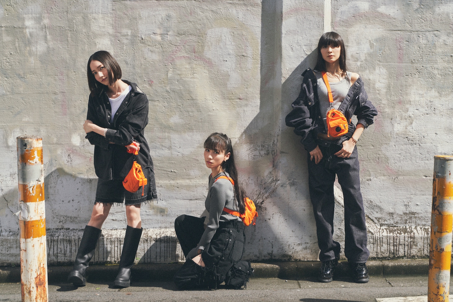 「PRFM×POTR」を持つPerfume。