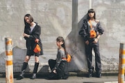 「PRFM×POTR」を持つPerfume。