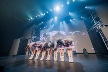 観客におじぎをするideal peco。（提供：株式会社iDL）