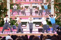 「8号車に向かって、今日イチのラブポーズ」をするリョウガ、ユーキ、タカシ、シューヤ、アロハ。