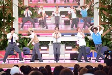 「8号車に向かって、今日イチのラブポーズ」をするリョウガ、ユーキ、タカシ、シューヤ、アロハ。