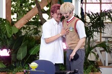 どちらが座るかで小競り合いをするシューヤとユーキ。