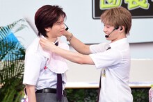 リョウガに前掛けを当てるマサヒロ。